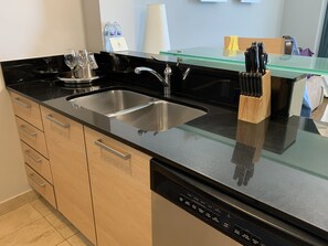 Fridge, microwave, oven, stovetop - Miami, Marenas resort, 1-bedroom, balcony, oceanview, full kitchen, washer-dryer (Sunny Isles Beach)