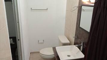 Habitación doble estándar | Baño | Regadera y toallas