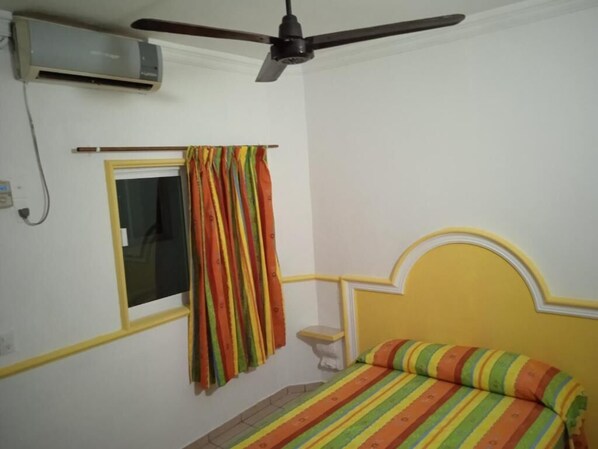 Standard Room | Bed sheets - Hotel Kiko (Mazatlán)