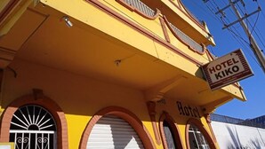 A yellow building with a sign that reads "HOTEL KIKO". - Hotel Kiko (Mazatlán)