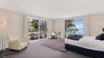 5 bedrooms, desk, iron/ironing board, travel cot