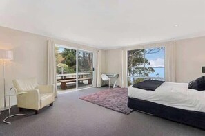 5 bedrooms, desk, iron/ironing board, travel cot - Hidden Bay Retreat 15 Min to Hobart, 5 Bed 3 Bath. (Blackmans Bay)