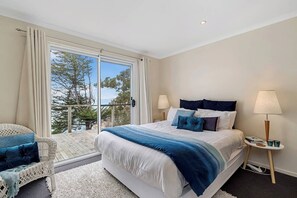 5 habitaciones, escritorio y tabla de planchar con plancha