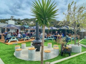 Outdoor dining - Hidden Bay Retreat 15 Min to Hobart, 5 Bed 3 Bath. (Blackmans Bay)