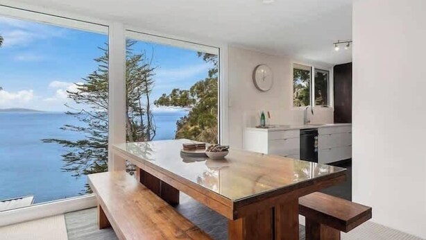 Une cuisine moderne dotée d’une grande fenêtre donnant sur un paysage magnifique.