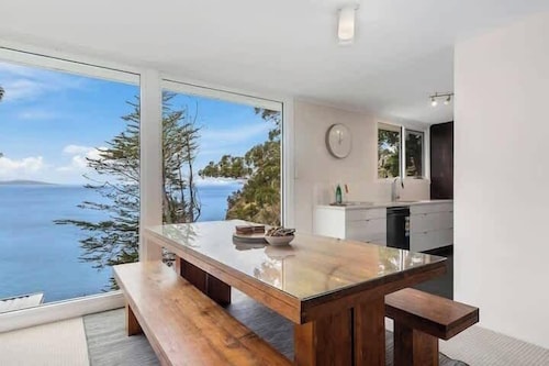 Hidden Bay Retreat 15 Min to Hobart, 5 Bed 3 Bath