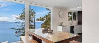 Hidden Bay Retreat 15 Min to Hobart, 5 Bed 3 Bath