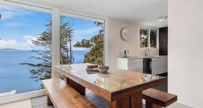 Hidden Bay Retreat 15 Min to Hobart, 5 Bed 3 Bath