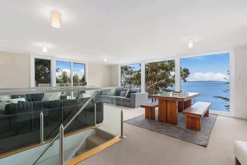 Hidden Bay Retreat 15 Min to Hobart, 5 Bed 3 Bath.