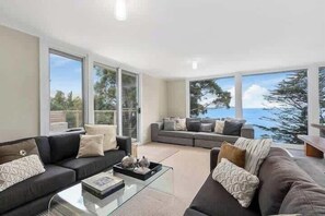 TV, DVD player, books, offices - Hidden Bay Retreat 15 Min to Hobart, 5 Bed 3 Bath. (Blackmans Bay)