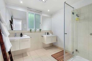 Bañera, artículos de higiene personal gratuitos y secador de pelo