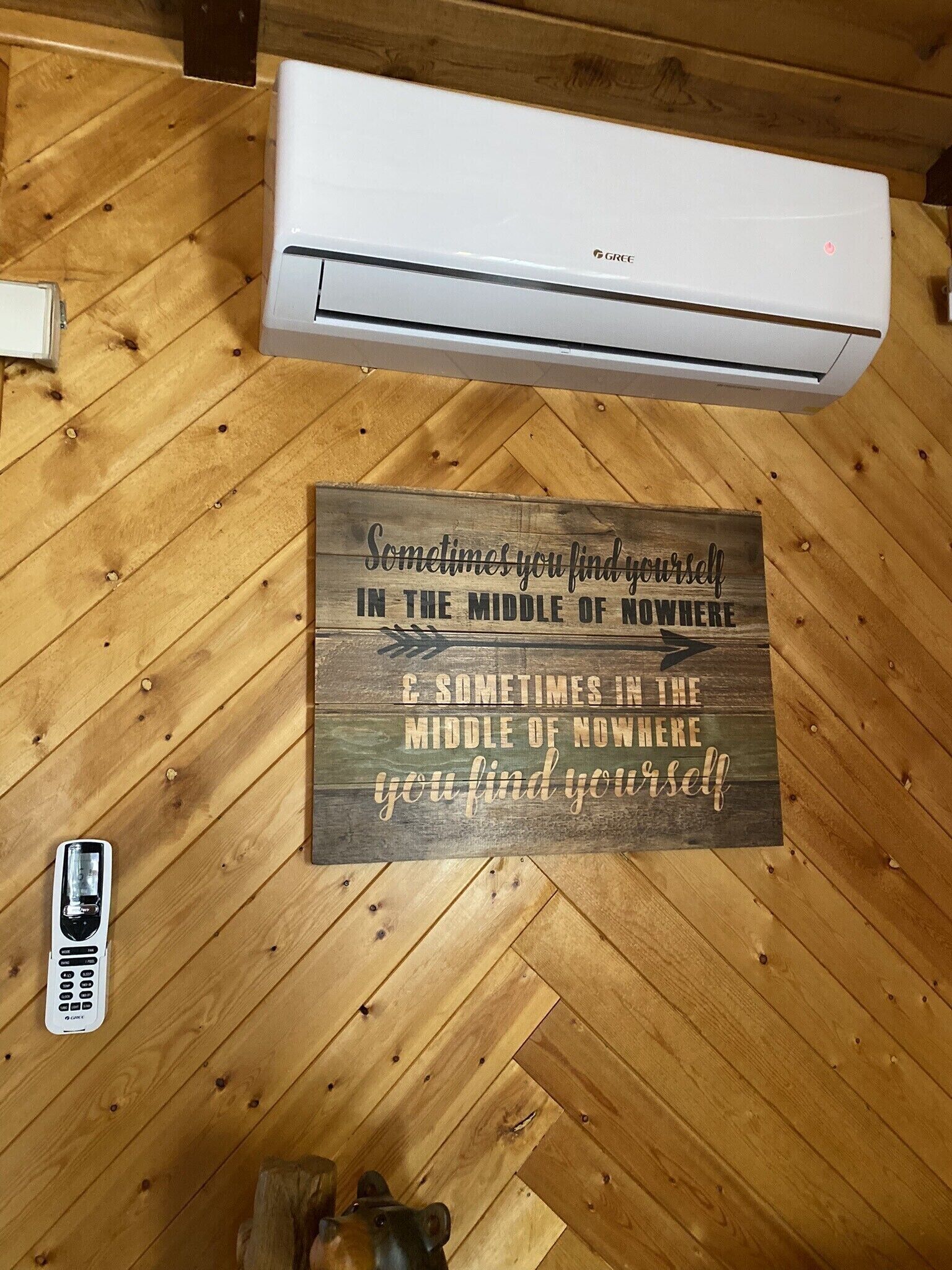 Ein Holzboden mit einem Schild, auf dem steht: 'Manchmal befindest du dich inmitten der Leere, manchmal findest du dich inmitten der Leere.'