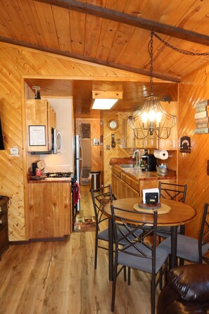 ثلاجة، ميكروويف، فرن، موقد طهي مسطح