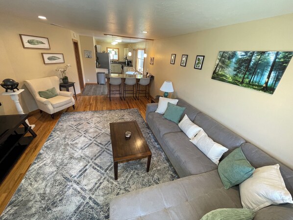 TV connectée, jeux vidéo, baby-foot, chaîne hi-fi