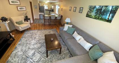 Clean and Bright Cottage, 3 bedroom with Game Room and Laundry! Big fenced yard.