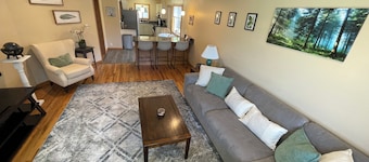 Clean and Bright Cottage, 3 bedroom with Game Room and Laundry! Big fenced yard.
