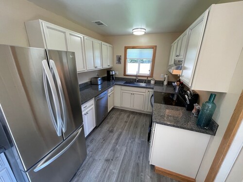 Clean and Bright Cottage, 3 bedroom with Game Room and Laundry! Big fenced yard.