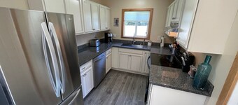 Clean and Bright Cottage, 3 bedroom with Game Room and Laundry!