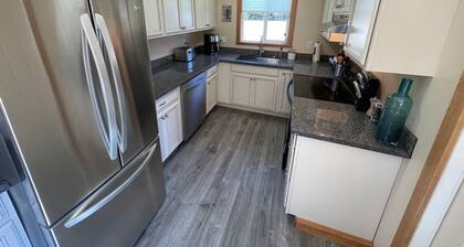 Clean and Bright Cottage, 3 bedroom with Game Room and Laundry! Big fenced yard.