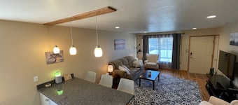 Clean and Bright Cottage, 3 bedroom with Laundry