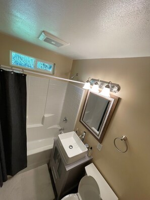 Combined shower/bathtub, hair dryer, towels, soap