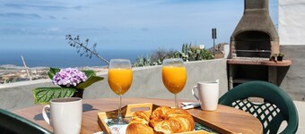 Casa Buenavista: Pet-Friendly, Sea & Mountain Views, Private Terrace, Wi-Fi