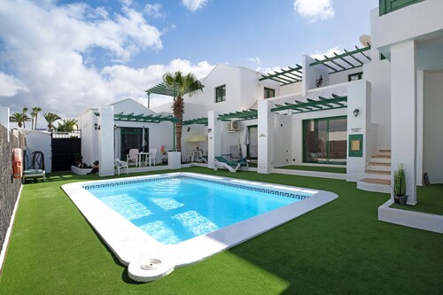 "Apt6 Las Palmeras III Lanzarote" with Sea and Mountain Views, Shared Pool & Private Terrace