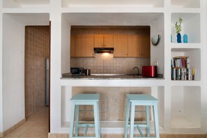 Fridge, microwave, oven, stovetop - "Apt 2 Las Palmeras III Lanzarote" with Sea and Mountain Views, Shared Pool, Private Terrace & Wi-Fi (Puerto del Carmen)