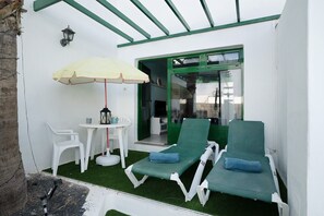 Outdoor dining - "Apt 2 Las Palmeras III Lanzarote" with Sea and Mountain Views, Shared Pool, Private Terrace & Wi-Fi (Puerto del Carmen)