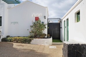 Exterior detail - "Apt 2 Las Palmeras III Lanzarote" with Sea and Mountain Views, Shared Pool, Private Terrace & Wi-Fi (Puerto del Carmen)