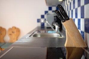 Køleskab, mikrobølgeovn, kogeplade, opvaskemaskine