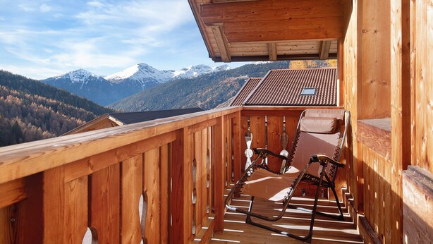 A wooden balcony with a view of snow-capped mountains. - Holiday Apartment "Talblick Hinterproslhof" with Mountain View, Balcony & Wi-Fi (Sarentino)