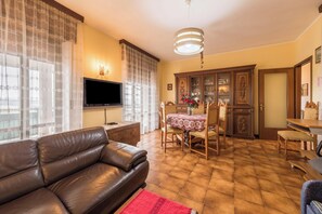 Una televisión, un reproductor estéreo