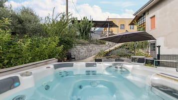 Bañera de hidromasaje exterior