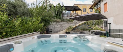 Outdoor spa tub