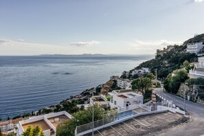 Une ville côtière avec des bâtiments, une route et une vue sur la mer.