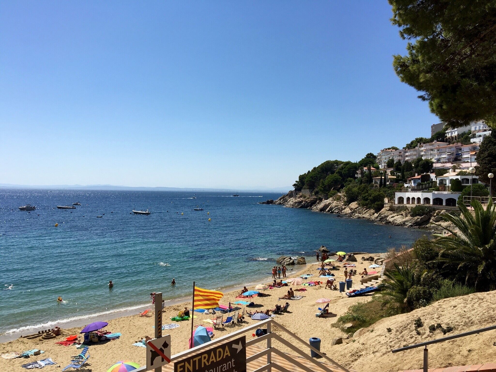 Una spiaggia nelle vicinanze