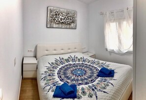 2 slaapkamers, een strijkplank/strijkijzer, gratis wifi, beddengoed