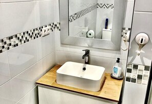 Shower, hair dryer, towels - Apartment 'Beach   Jolanta' with Sea View, Wi-Fi and Air Conditioning (Torrevieja)
