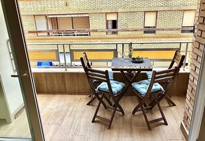 Outdoor dining - Apartment 'Beach   Jolanta' with Sea View, Wi-Fi and Air Conditioning (Torrevieja)