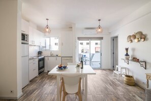 Fridge, microwave, oven, stovetop - Apartamento Patrick - Balaia with Shared Pool, Balcony & Wi-Fi (Albufeira)
