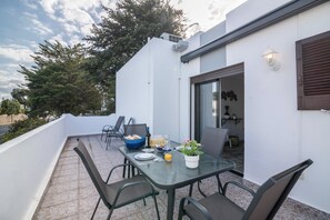 Outdoor dining - Apartamento Patrick - Balaia with Shared Pool, Balcony & Wi-Fi (Albufeira)