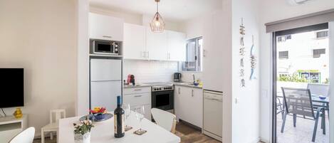 Jääkaappi, mikroaaltouuni, uuni, liesi