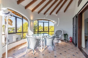 Dining - Fantastic villa - Great location with Sea View, Pool & Wi-Fi (Moraira)