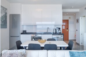 Frigorifero, forno, piano cottura, lavastoviglie