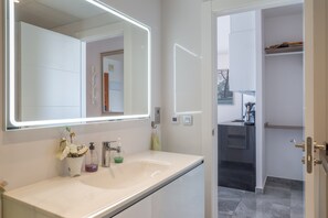 Doccia, asciugacapelli, asciugamani