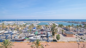 A marina with boats, palm trees, and a clear blue sky. - "Marina view two bedroom apartment" with Sea View, Pool, Terrace & Wi-Fi (Fuengirola)