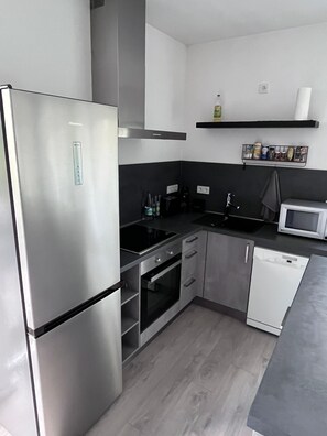 KĂŒhlschrank, Mikrowelle, Ofen, GeschirrspĂŒler