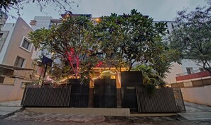 Majoituspaikan julkisivu illalla/yöllä