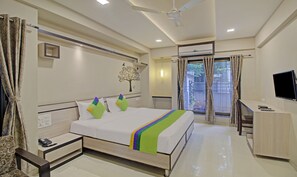 Kamar Standar | Meja kerja, setrika/meja setrika, dan seprai linen